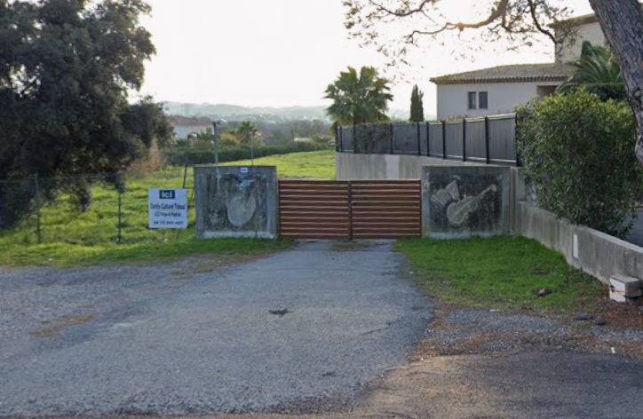 L'entrée de la salle Teboul : un portail en bois entre deux piliers de pierre